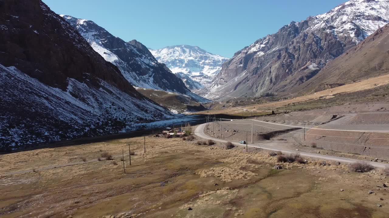 在Cajón del Maipo穿过山脉的路视频下载
