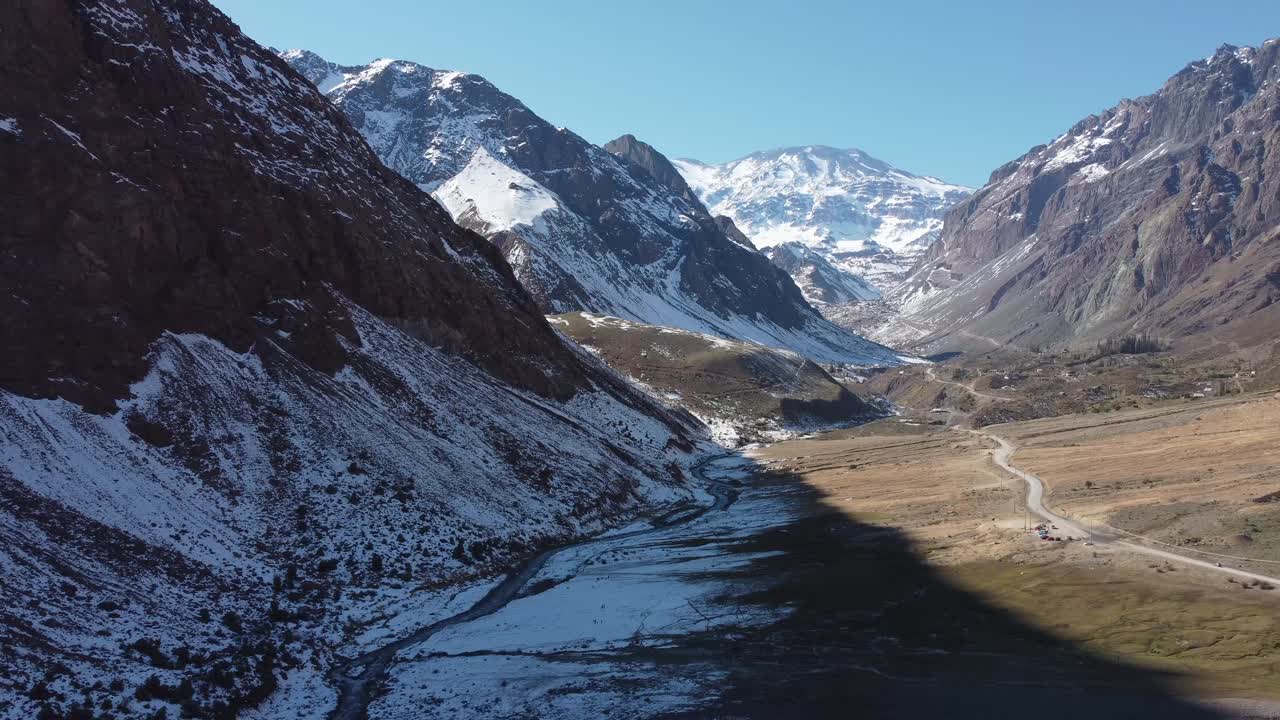 在Cajón del Maipo穿过山脉的路视频素材