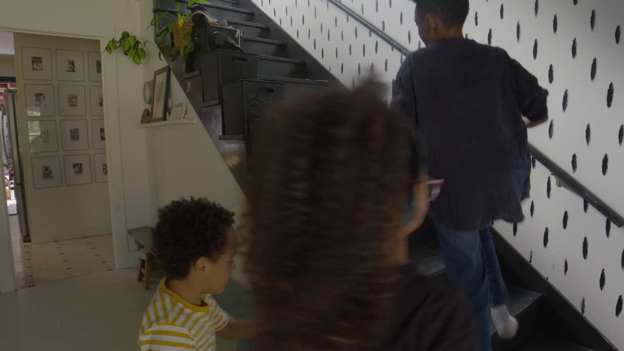 孩子们在家里跑楼梯视频下载