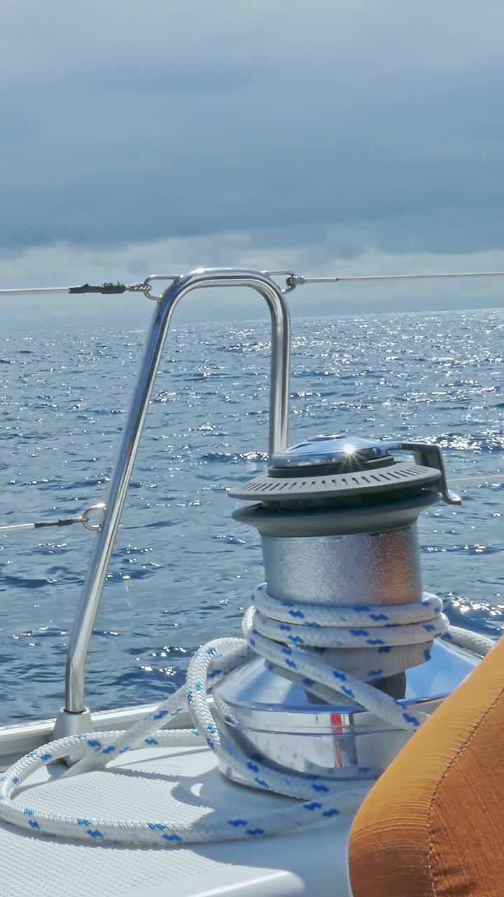 在大西洋上航行时，用绳子的帆船绞车的特写视频下载