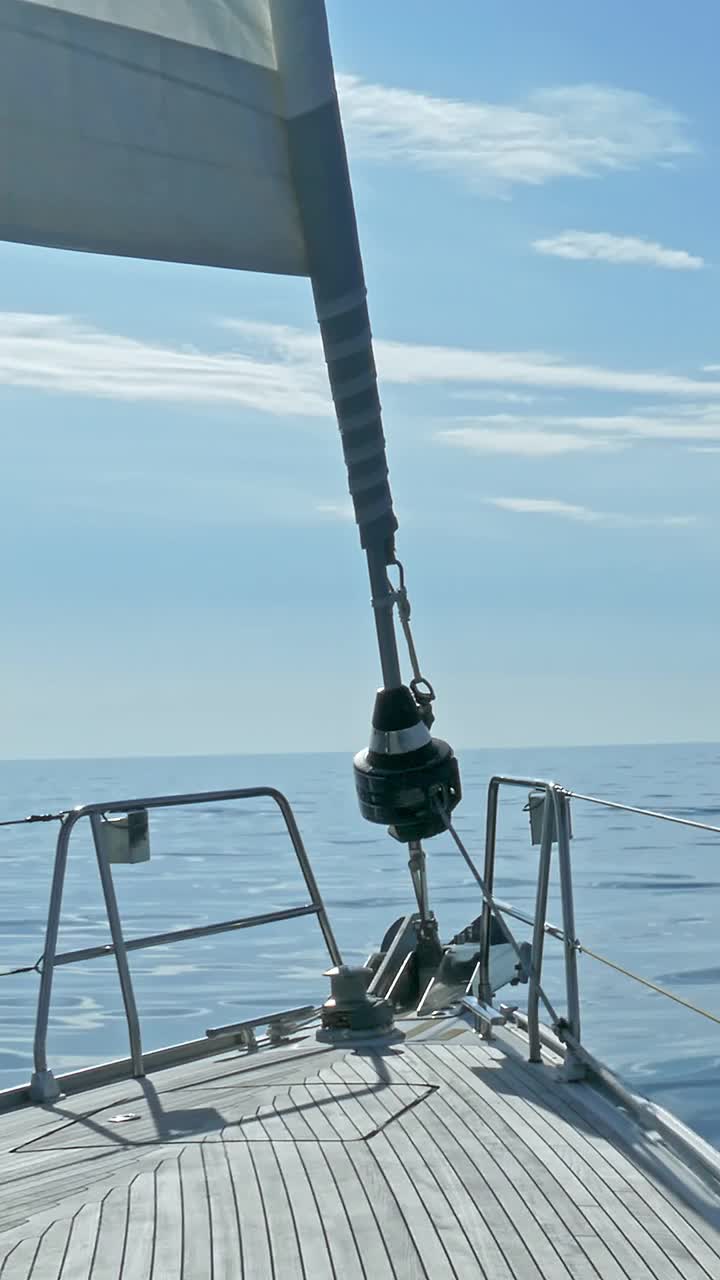 在加勒比海平静的海面上，帆船在平静的水面上低头。帆和钻机的视图视频下载