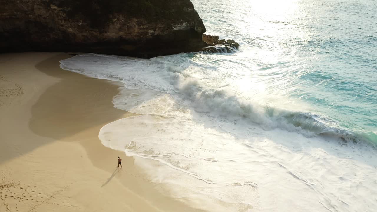 科灵金海滩鸟瞰图，努萨佩尼达-无人机4K视频素材