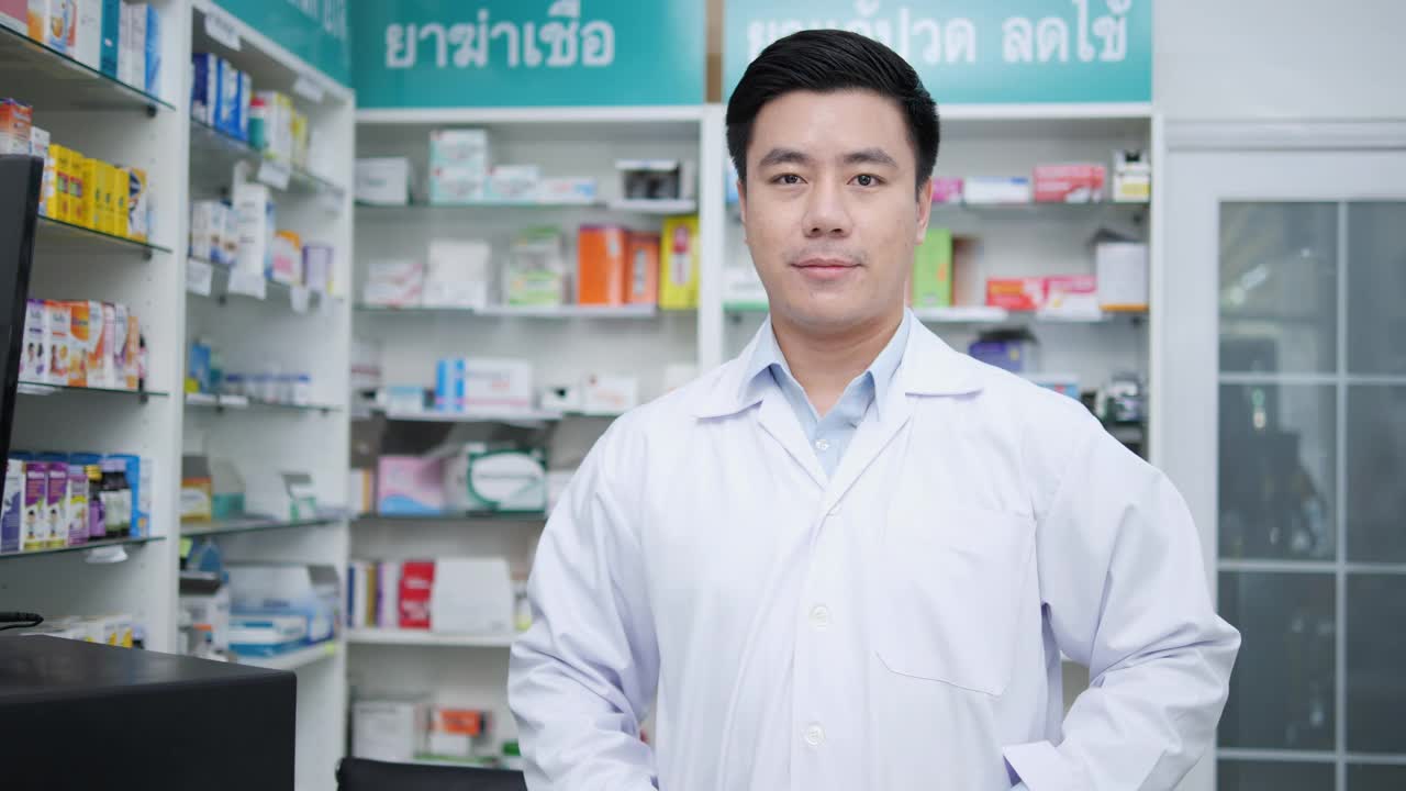 医生在医院的药房工作。亚洲药剂师在药店摆姿势和展示药剂学背景。医疗、商业和生活方式的概念。视频素材