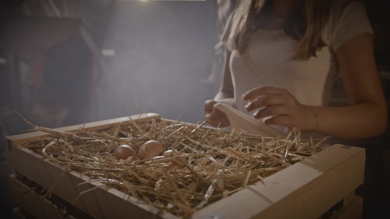 一位年轻女子捡起新鲜的鸡蛋，然后走开了视频素材