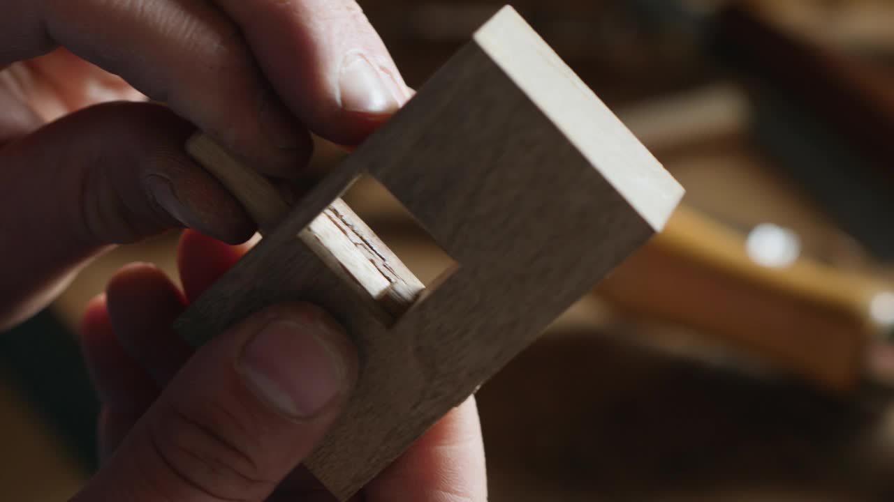 木匠制作了带有联锁的木结构。木工车间里的木雕。木工的艺术手工木工工具的声音视频下载