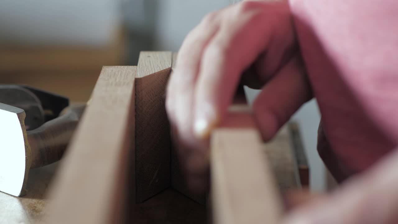 木匠用Try Square检查角度。试试古董木工工具。硬木木匠试方视频下载