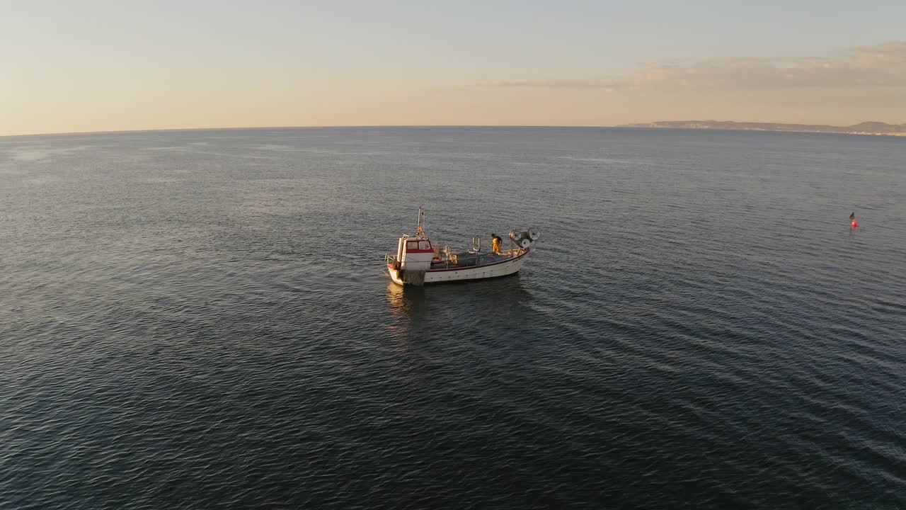 独立渔民管理渔船拖网视频下载