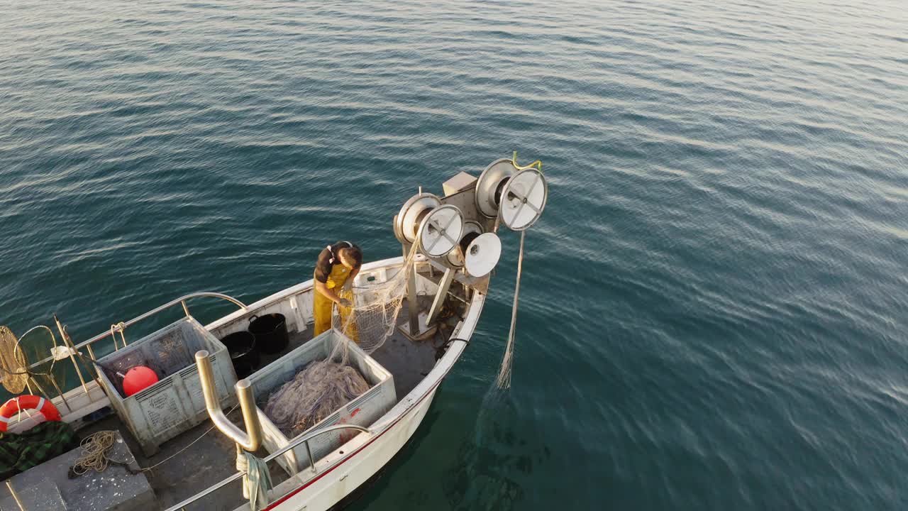 独立渔人收网的无人机视角视频素材