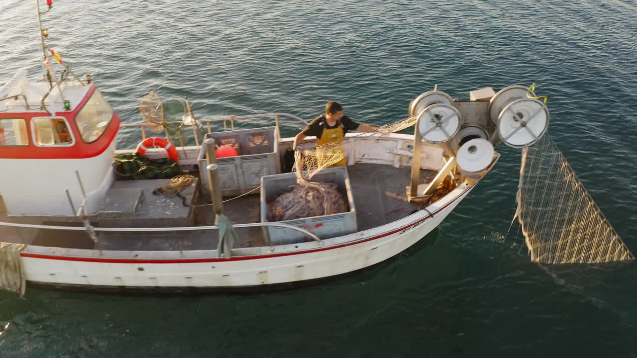 中年成年渔夫在用拖网捕鱼视频素材