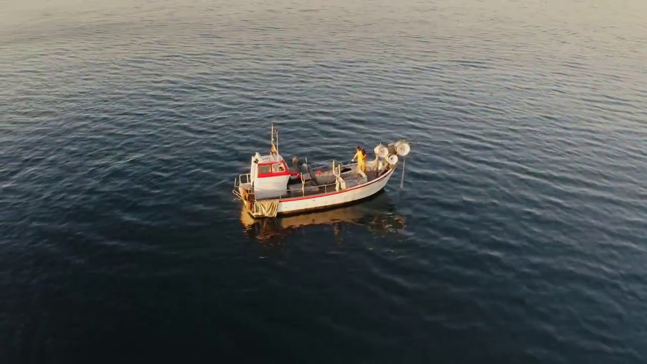 30岁出头的白人渔民在早上捕鱼视频下载