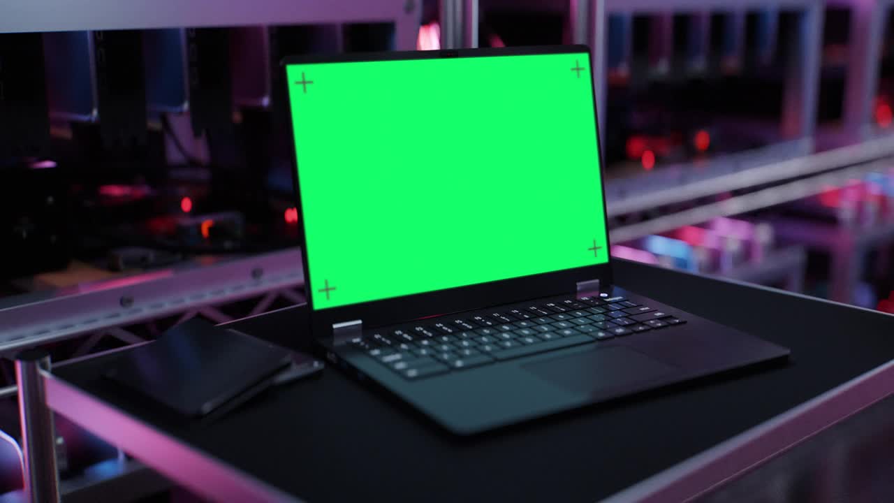 加密货币挖矿中心内的笔记本电脑-绿色屏幕视频素材