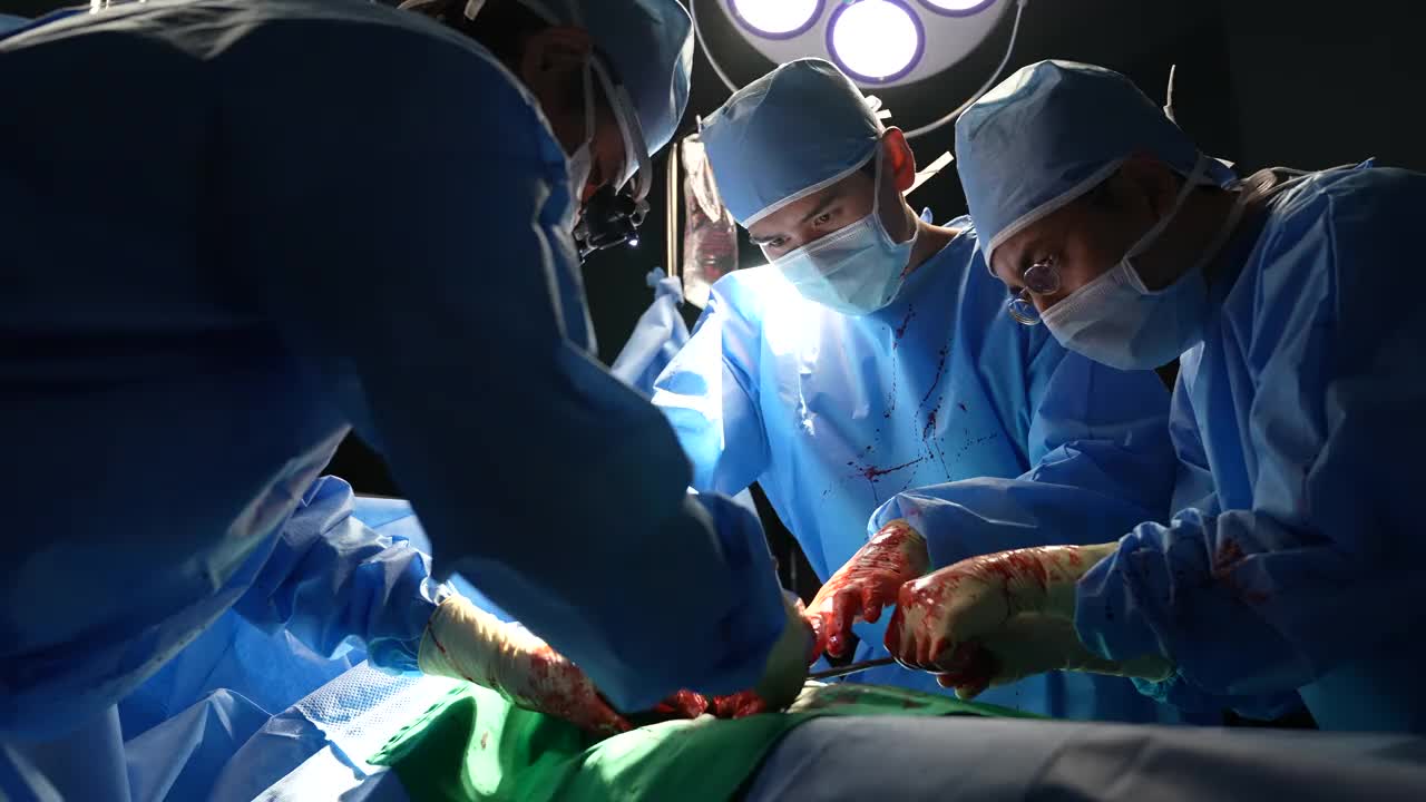 医疗-医生在手术室做手术视频下载
