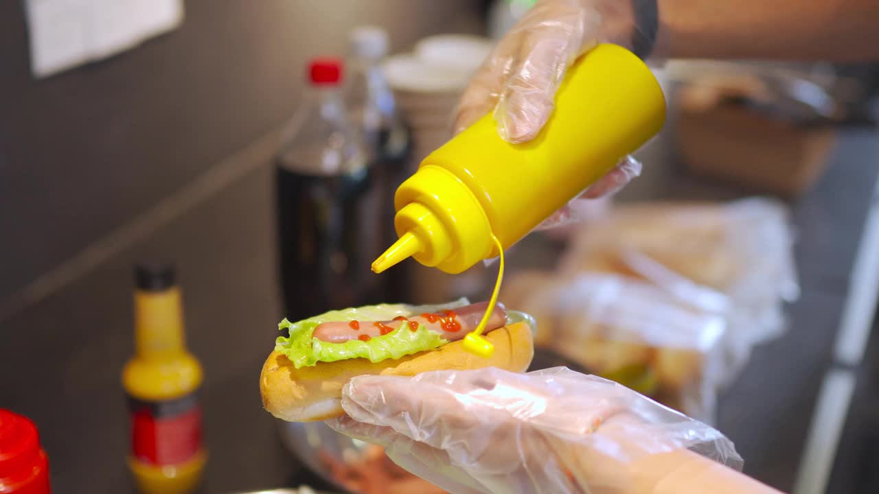 中国快餐店的工作人员在娱乐大楼的小卖部准备热狗三明治视频素材