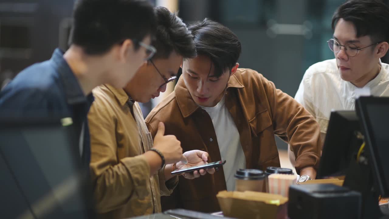 亚洲华人年轻人在电影院前用智能手机在线预订电影票视频下载