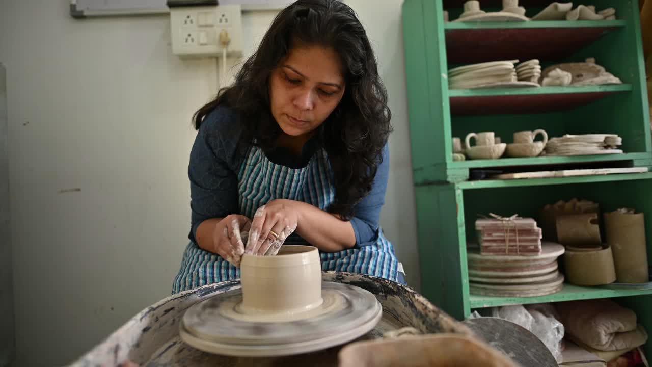 一位正在制作陶轮的女陶艺师视频下载