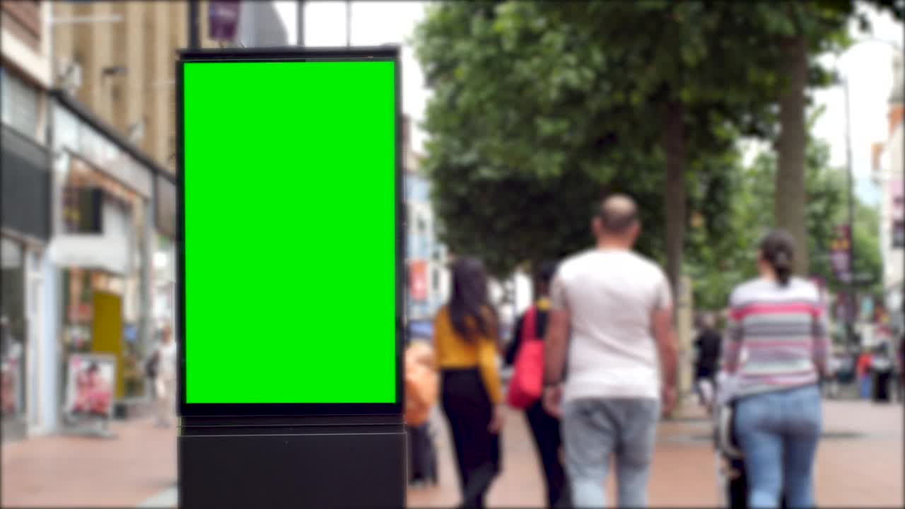4K繁忙的欧洲城市中心购物零售高街与广告广告牌绿色屏幕。ChromaKey与复制空间视频下载