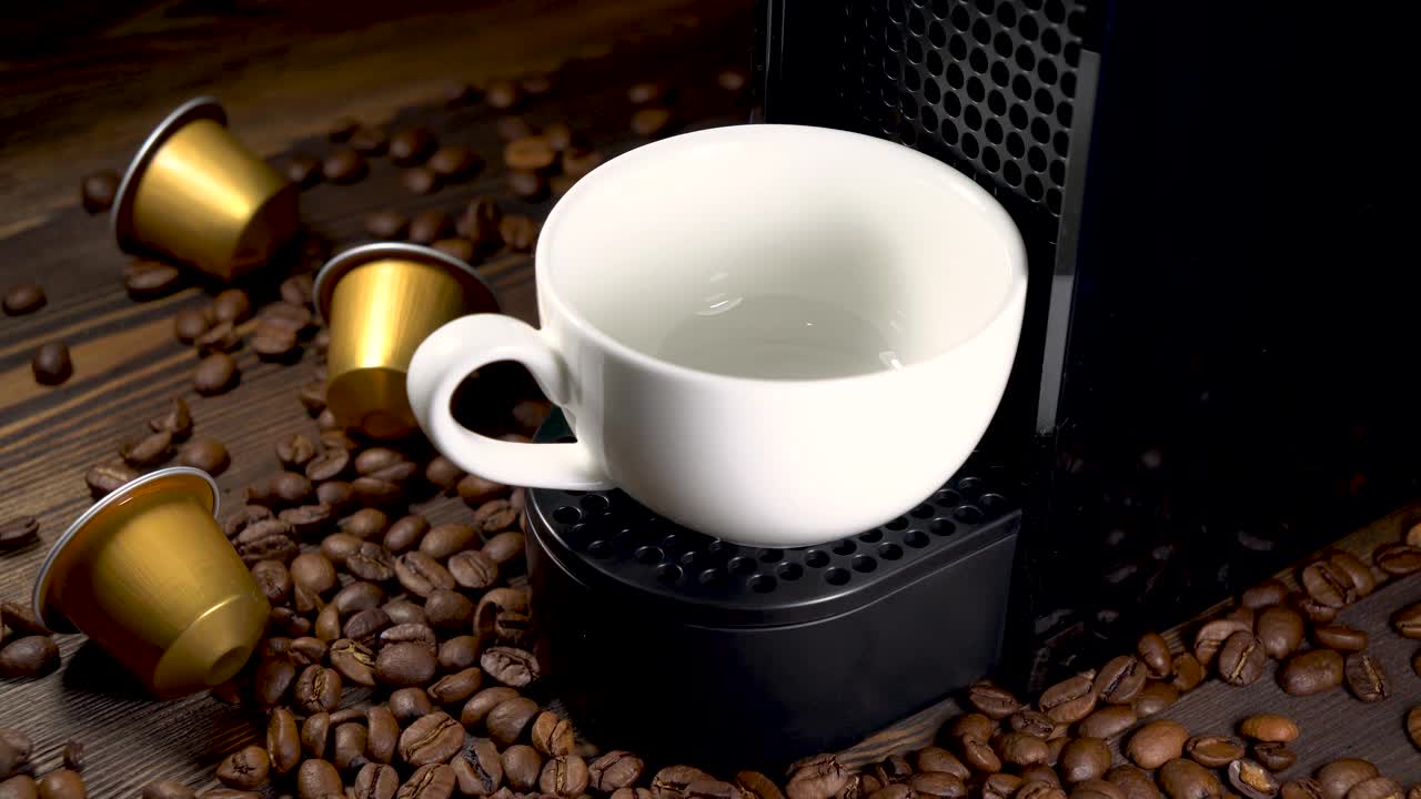 自动咖啡机与咖啡胶囊或豆荚倒浓缩咖啡饮料。用咖啡机煮咖啡。酝酿一个咖啡视频素材