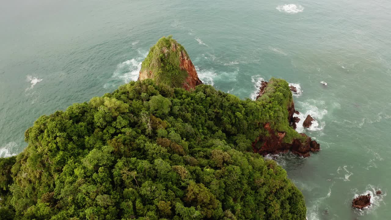 鸟瞰图的红岛印度尼西亚-无人机4K剪辑-股票视频视频下载
