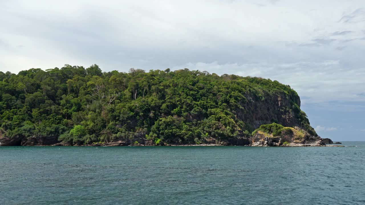 热带雨林覆盖着泰国安达曼海的热带岛屿视频素材