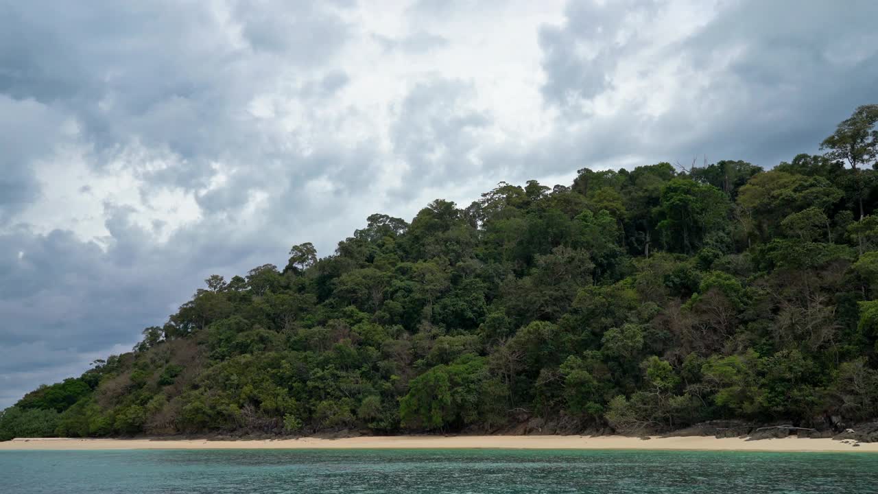 原始热带雨林覆盖泰国安达曼海热带岛屿视频素材