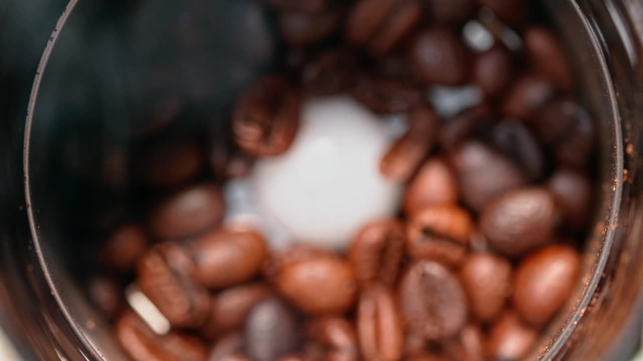 SLO MO LD用研磨机烘焙咖啡豆视频素材