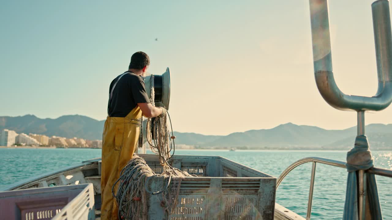 独立渔民在船上拖网视频素材