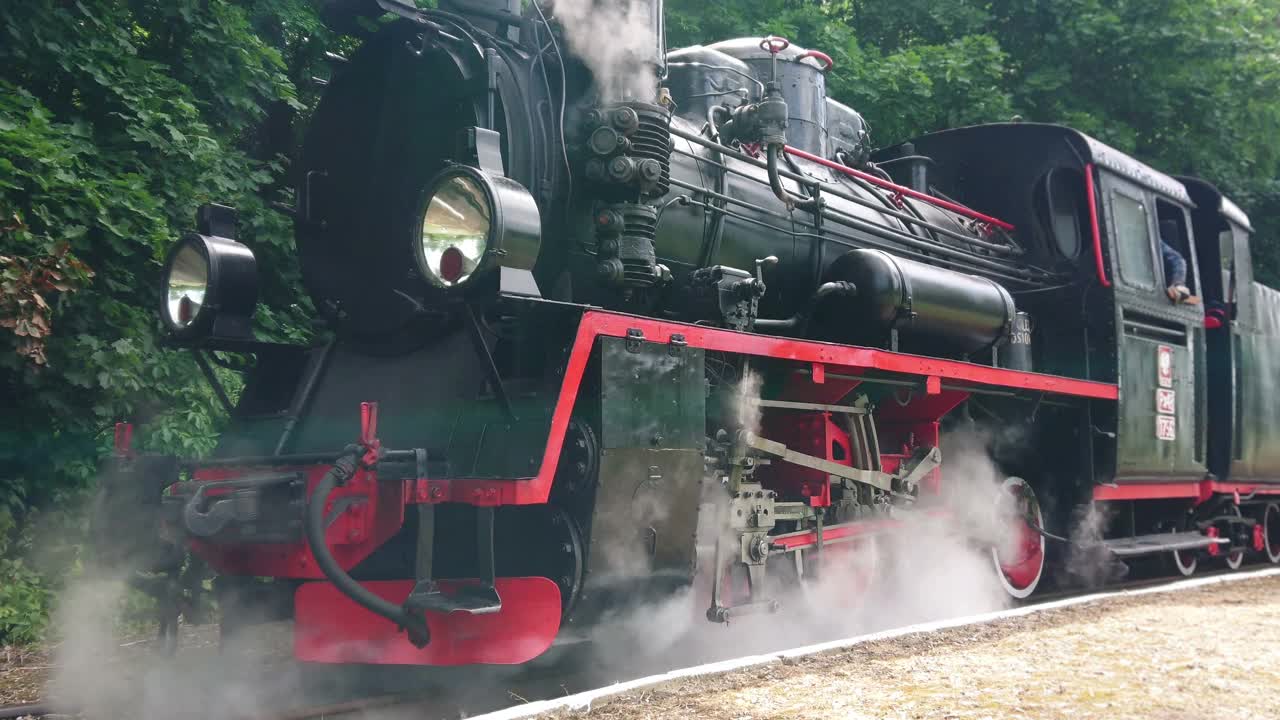 老式蒸汽机车在轨道上行驶视频下载