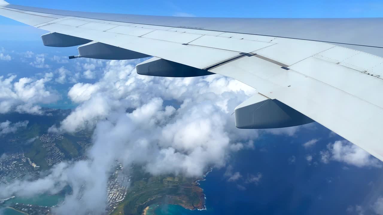 夏威夷，檀香山，瓦胡岛，威基基，飞机机翼的窗外。——慢动作视频下载