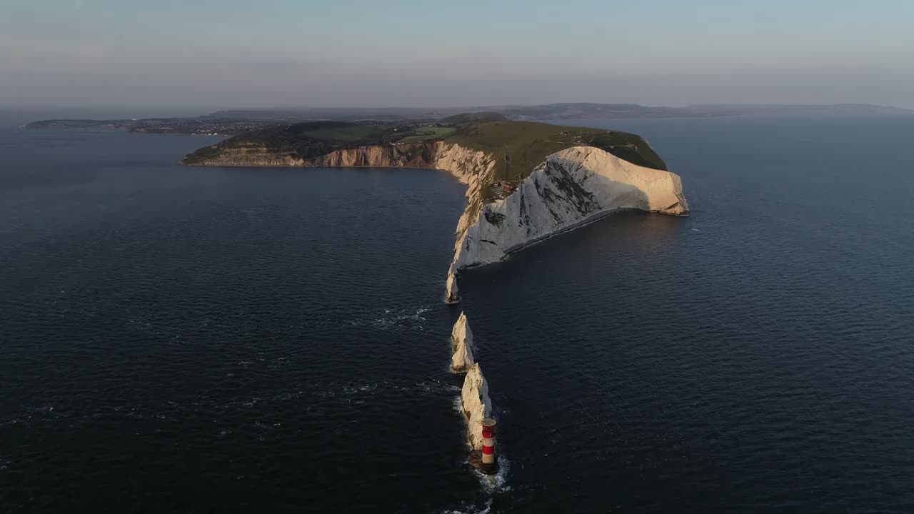 在英国怀特岛傍晚的光线下，无人机拍摄的“针”视频下载