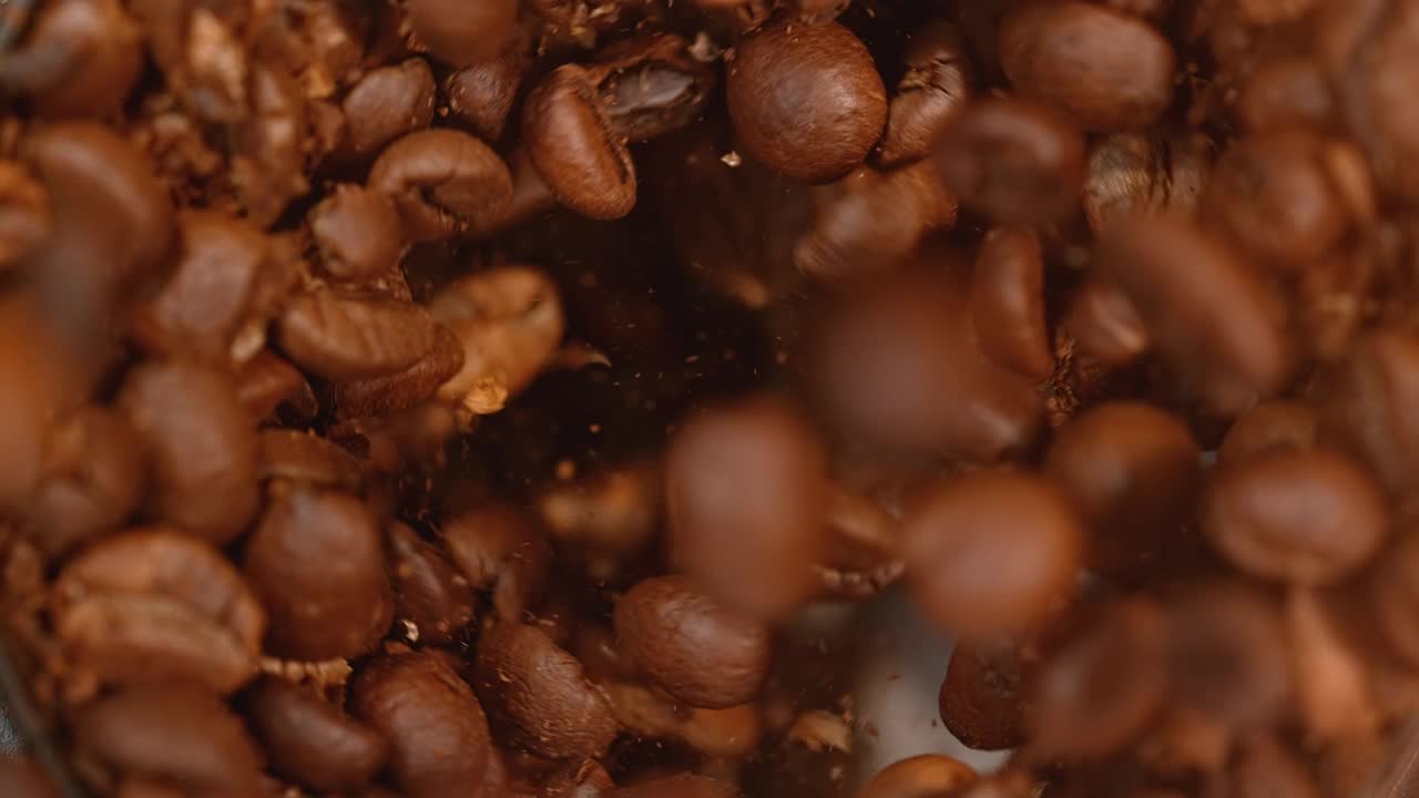 SLO MO LD烘咖啡豆在咖啡研磨机中研磨视频素材