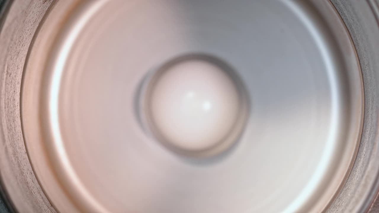 咖啡豆掉进咖啡研磨机里视频素材