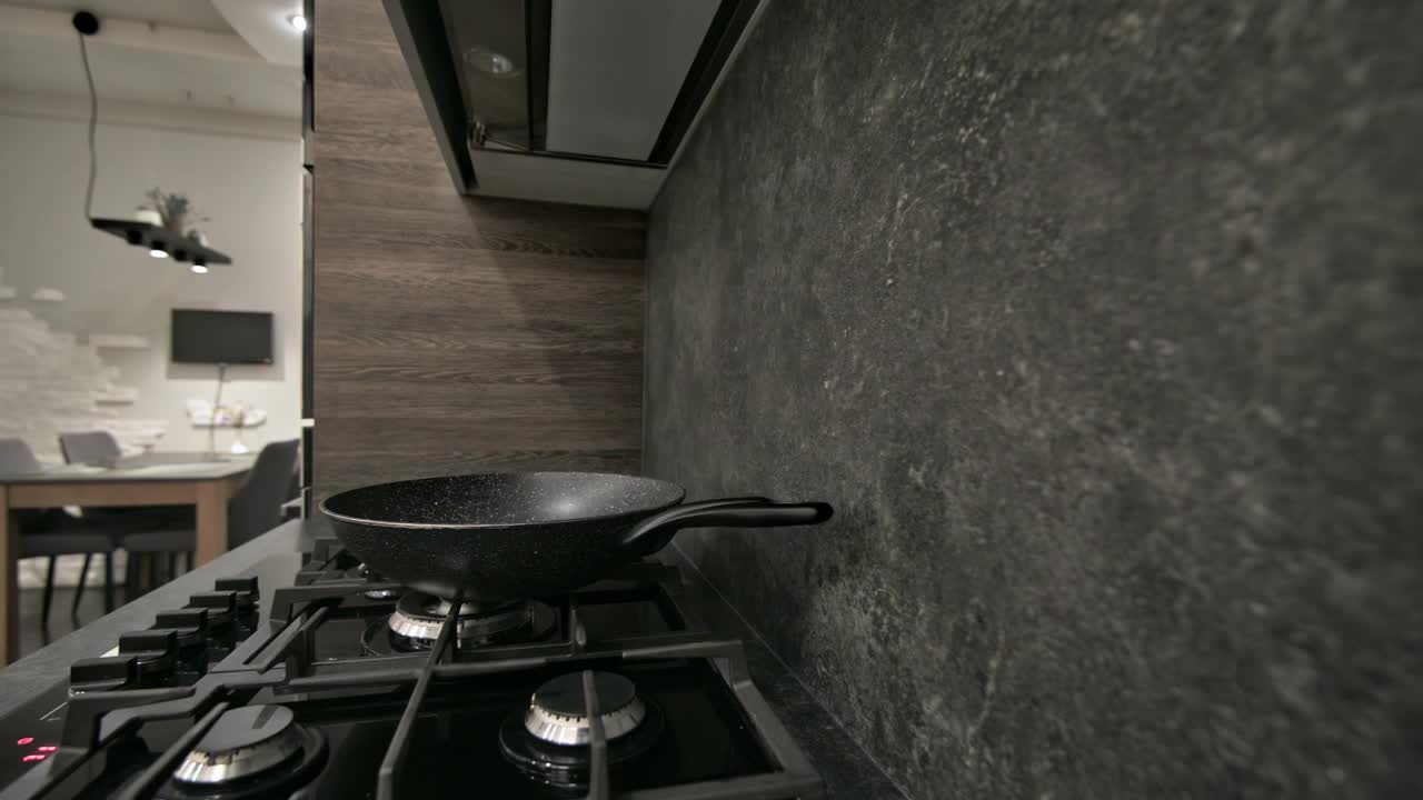 现代的深棕色、灰色和黑色厨房的煤气灶顶部视频下载
