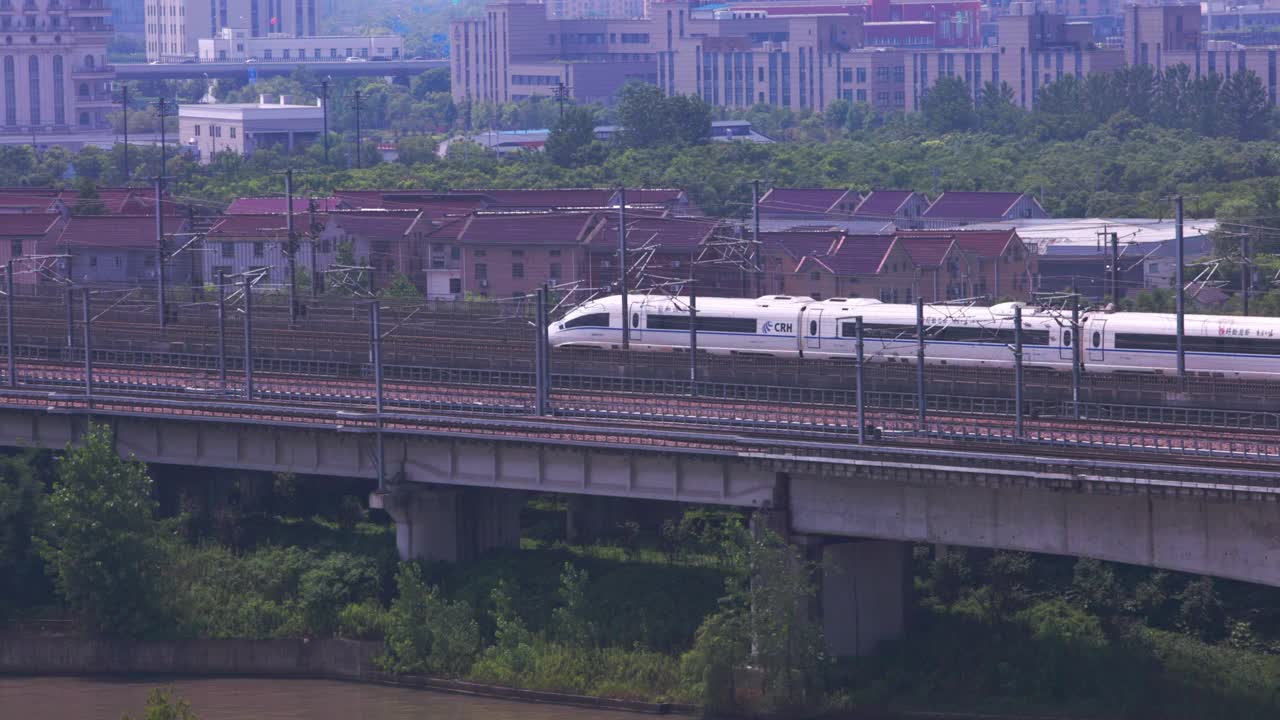 中国高铁经过上海地区视频素材