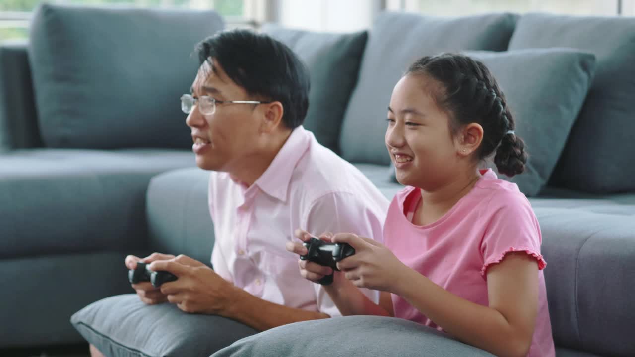 快乐的家庭玩电子游戏视频下载