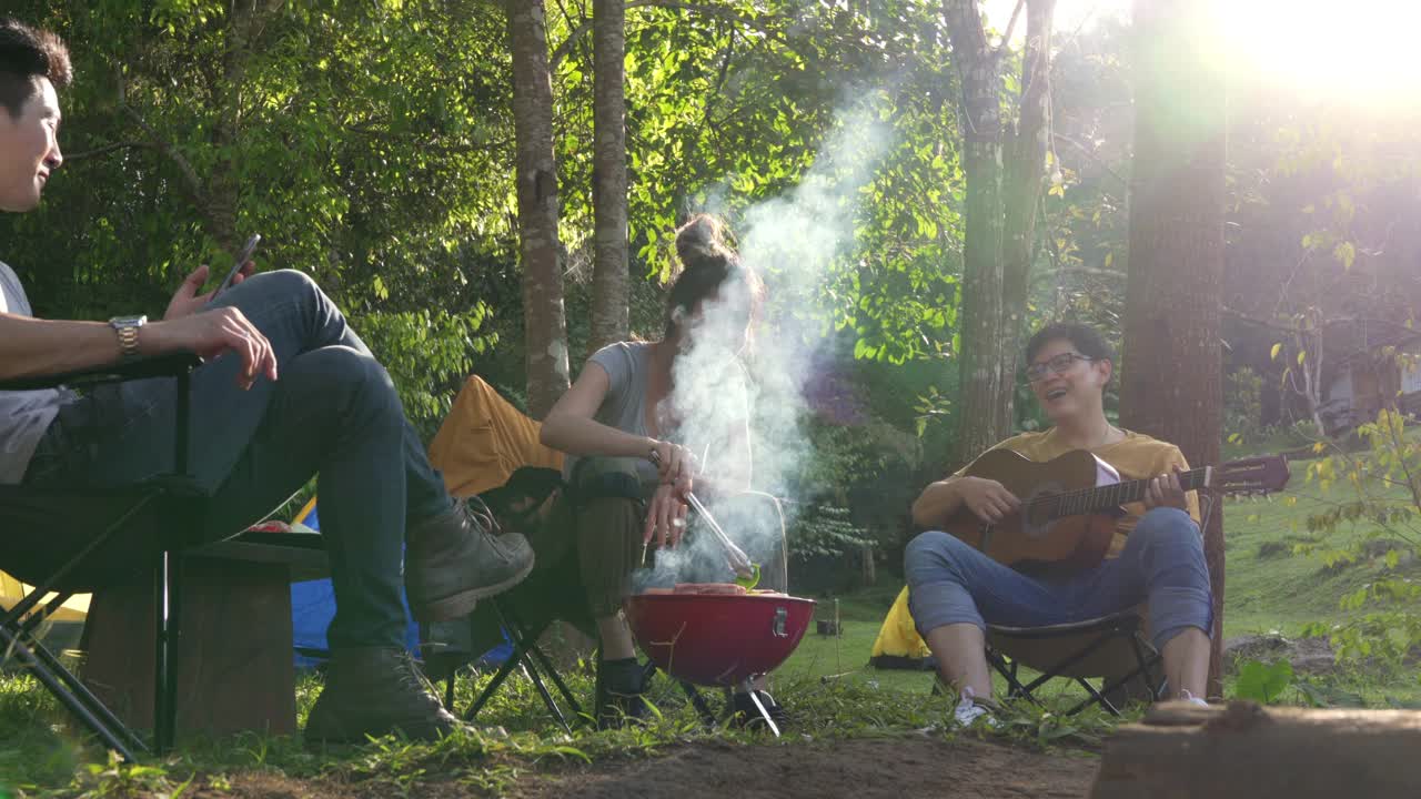 4K群亚洲人朋友一起享受露营的快乐视频购买