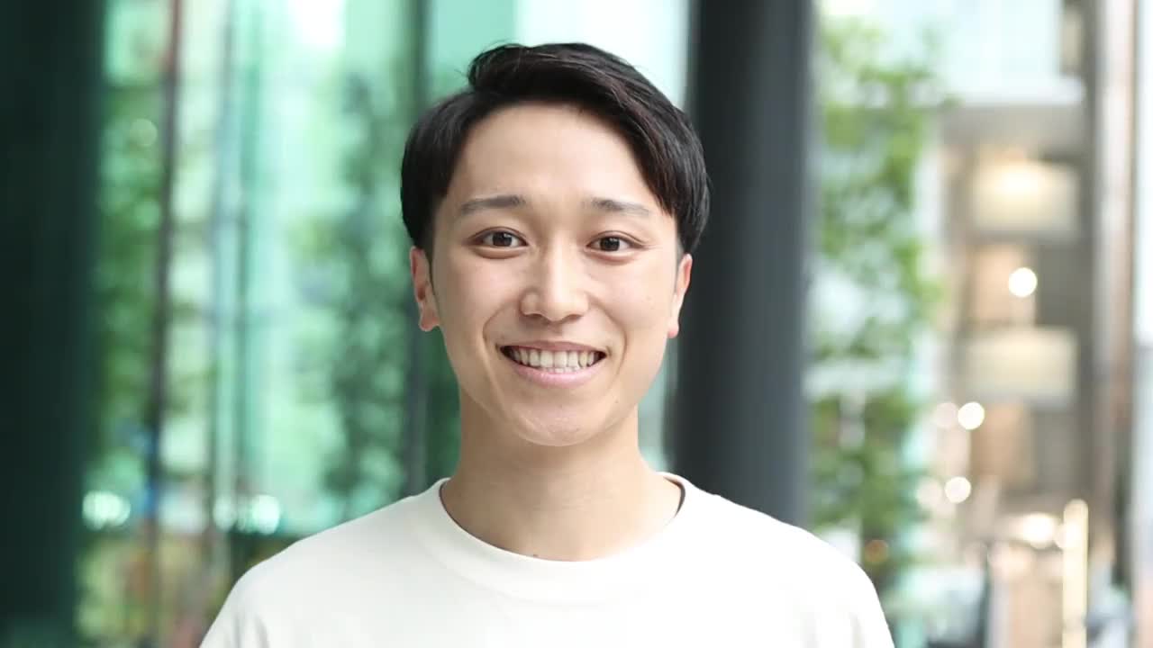 微笑的年轻亚洲男子的肖像视频素材