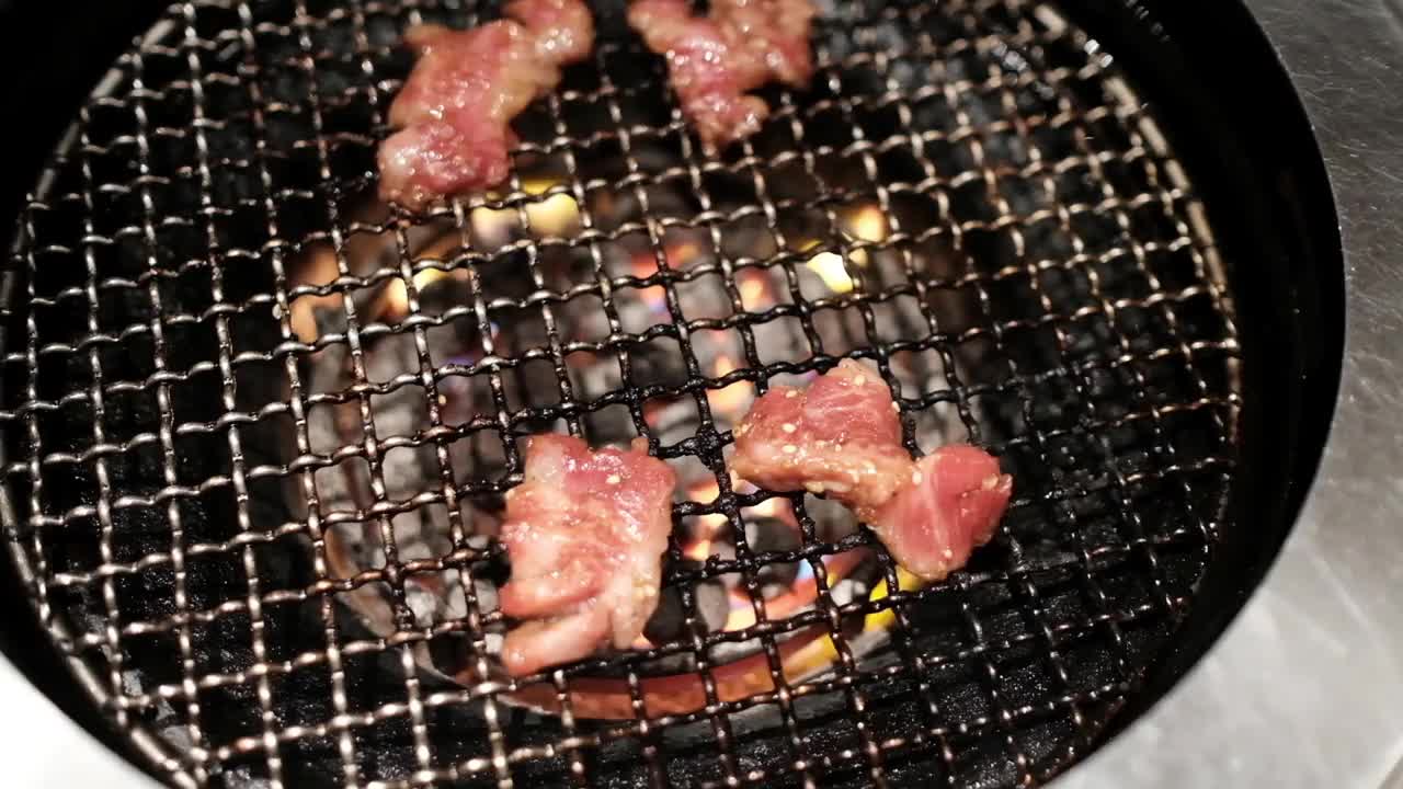 日式餐厅的烧烤牛肉视频素材