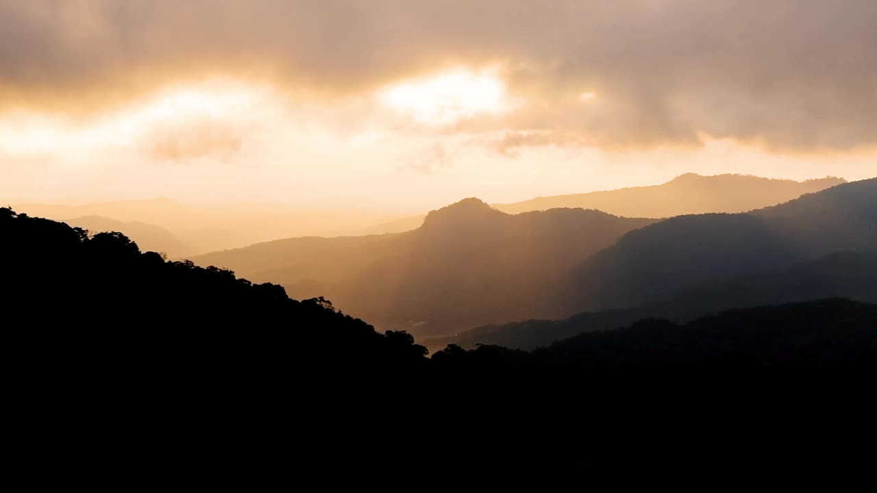 美丽的日落风景自然在山上视频下载