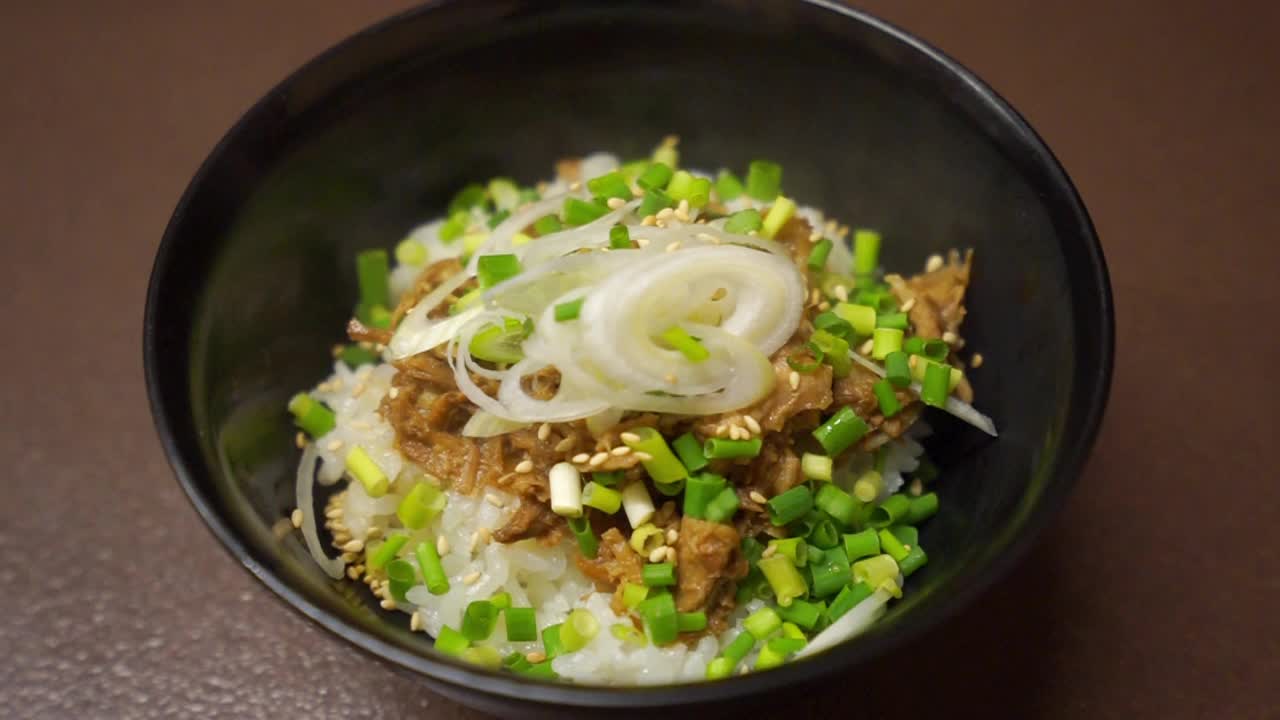 日本料理的牛肉饭视频素材