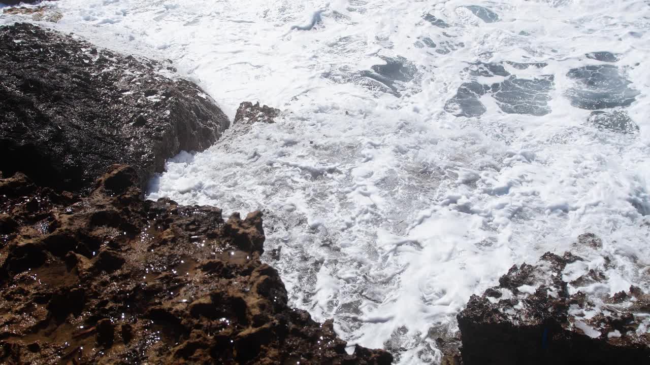极端的波浪粉碎海岸，巨大的海洋美丽的波浪，可怕的力量的波浪打破危险的岩石视频素材
