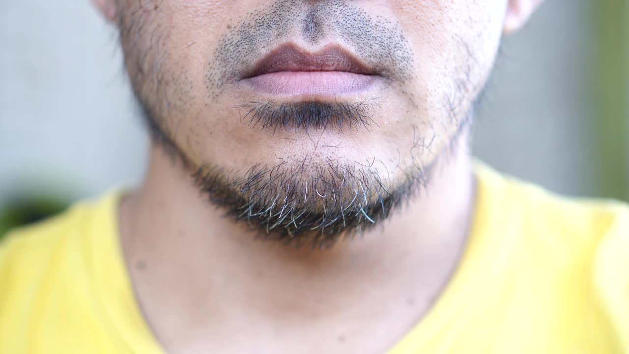 男人用电动剃须刀刮胡子视频下载