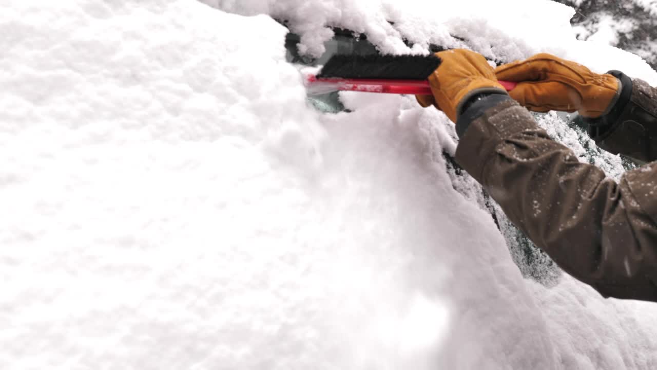 从车上刮雪的人视频下载