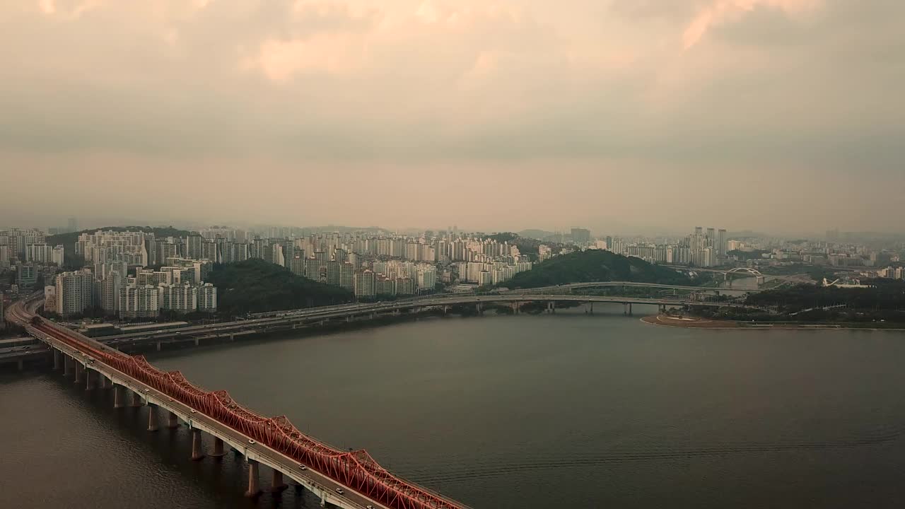 在首尔江南区和城东区东湖大桥汉江附近的市中心行驶的风景和车辆视频下载