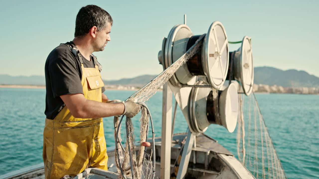 30岁出头的渔民用拖网捕鱼视频下载