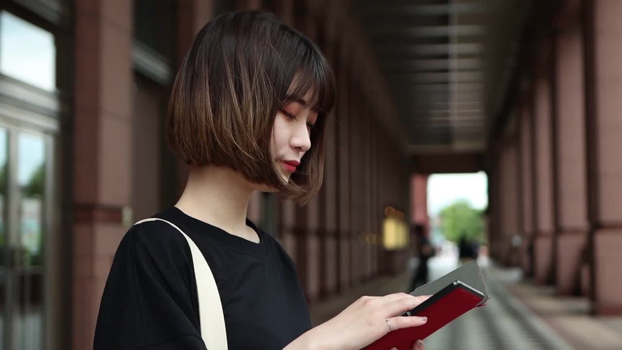 年轻的亚洲女性使用数字平板电脑视频素材