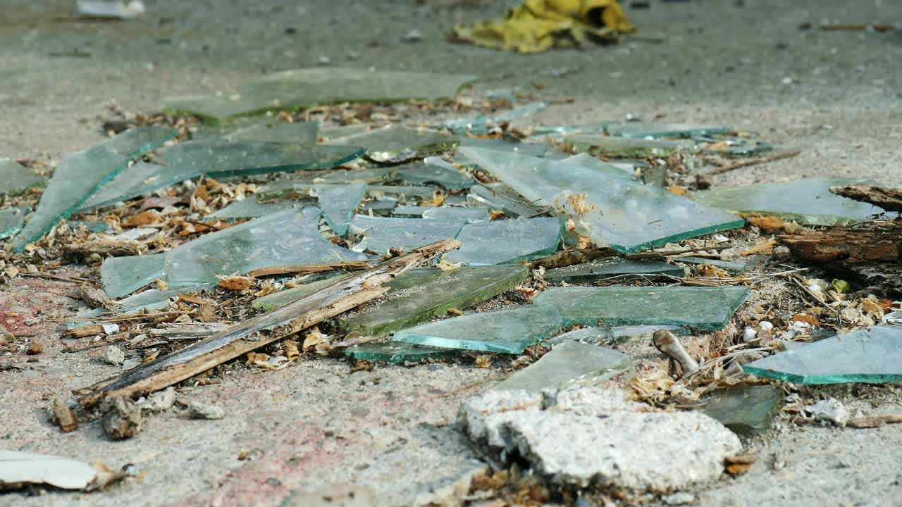 尖锐的玻璃碎片与木片放在室外的地面上视频下载