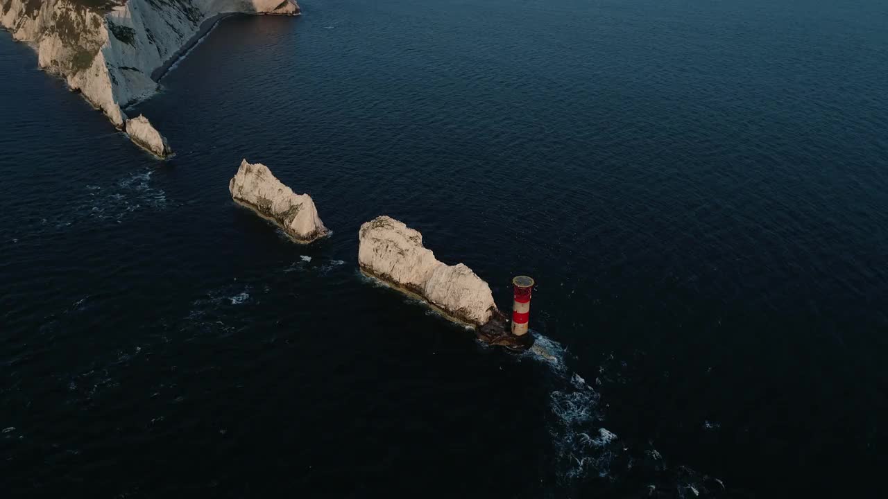 由无人机拍摄的英国怀特岛的尼德斯灯塔视频下载