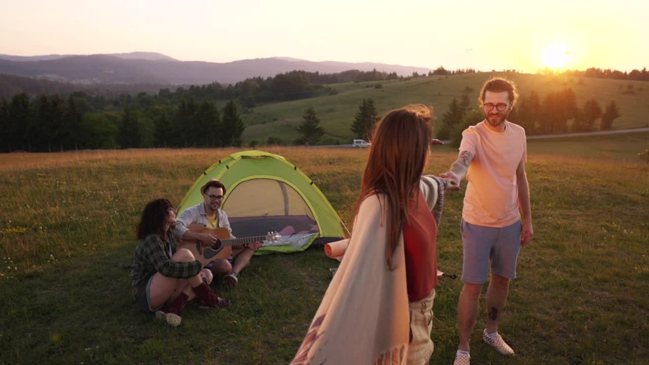 一群人在户外享受夏日，野营、弹吉他、跳舞、玩乐。视频素材