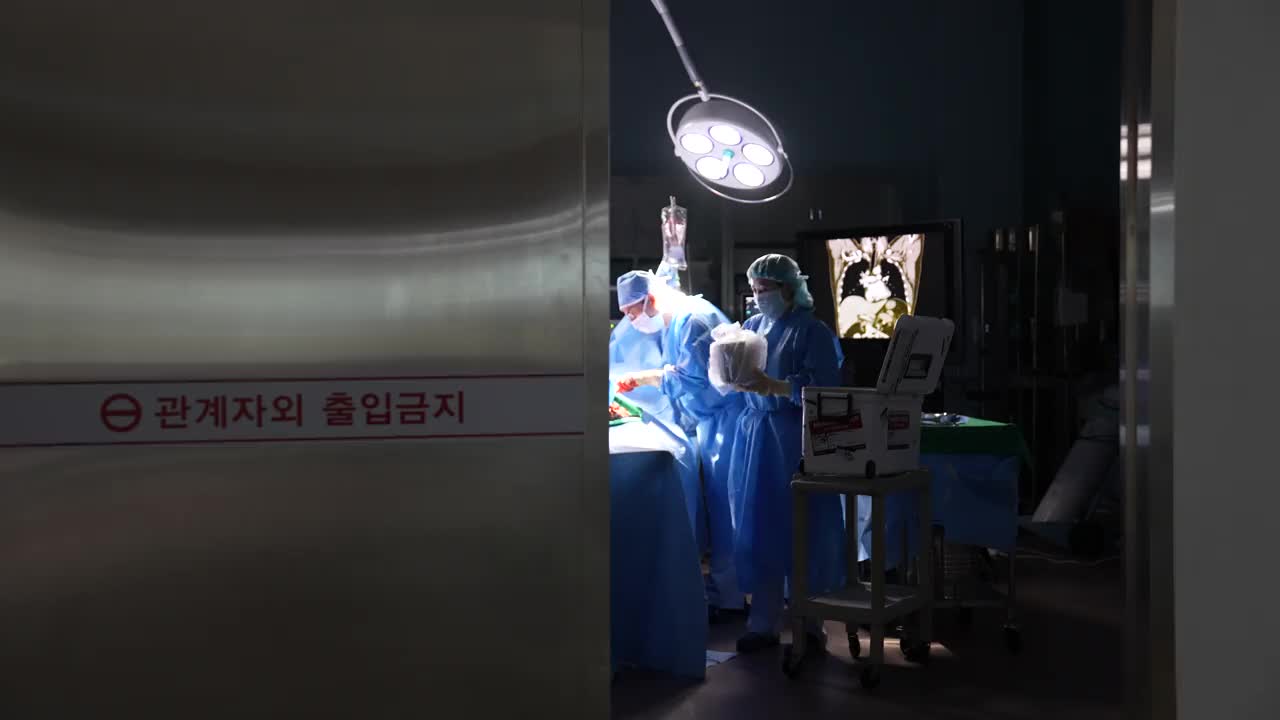 医疗。将猪心脏移进移植内脏器官的盒子，跑出手术室的情景视频下载