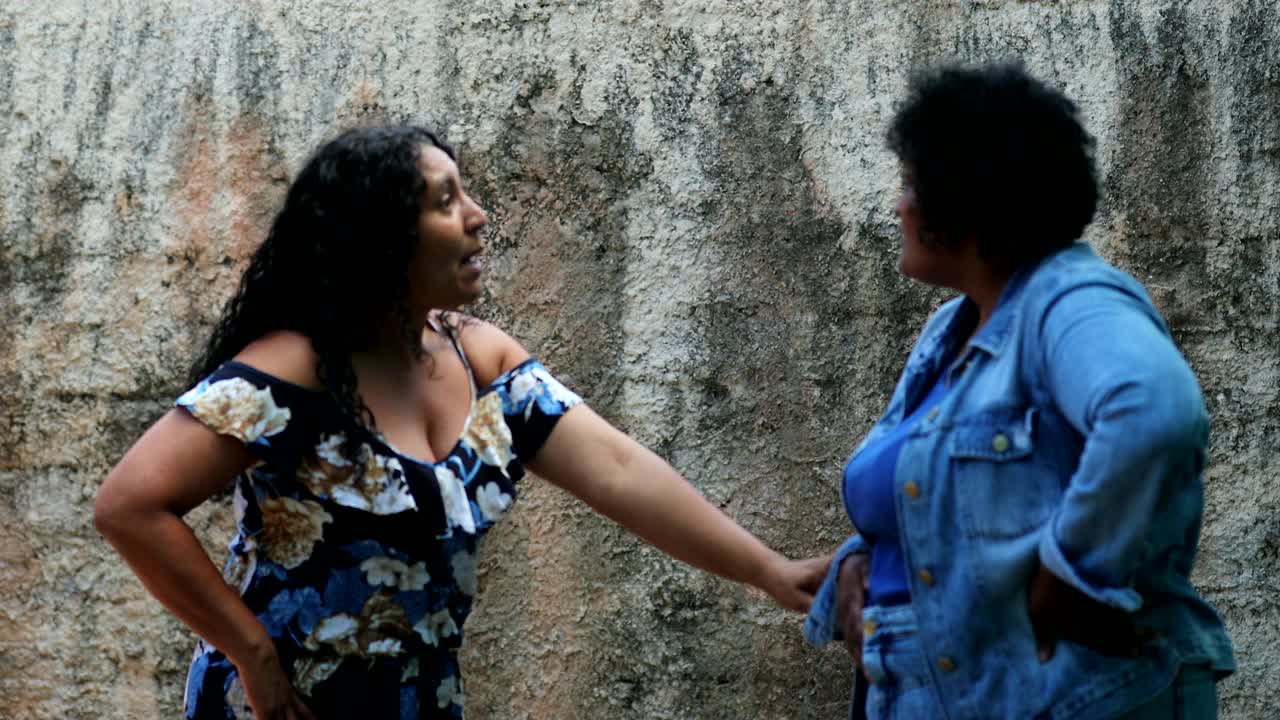 两个拉丁女人在交谈，真实的人在闲谈视频下载